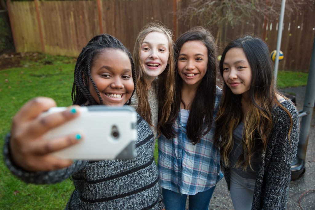 Jugendliche machen Selfie mit Smartphone © MPH Photos/Shutterstock.com